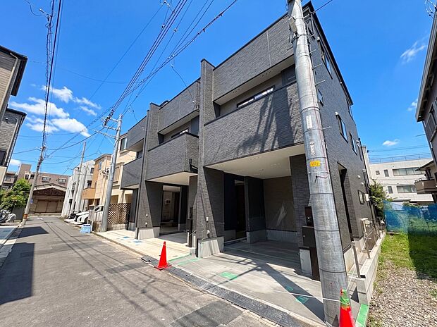 【現地】陽あたりの良さは必須条件。家族の温かさと陽光の暖かさ、楽しい毎日と明るい未来を予感させる。