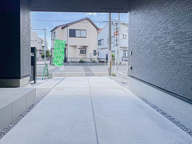 【玄関】家の顔となる玄関は、高いデザイン性が求められます。高級感と断熱性、防犯性に優れた玄関ドアを標準装備。ピッキング対策のセキュリティサムターン等、防犯に考慮しました。
