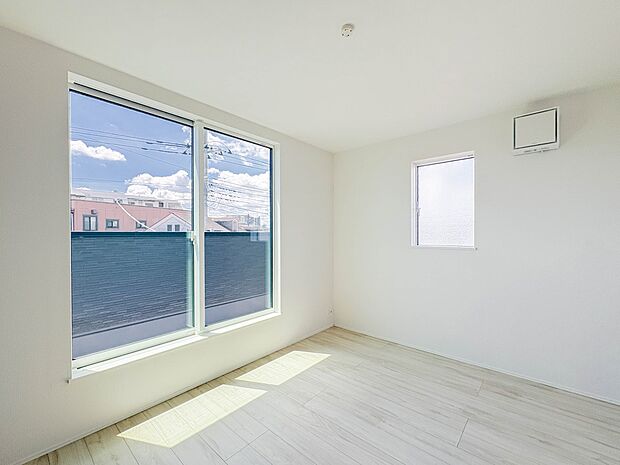 お部屋が明るいだけで、ちょっと幸せになれる。陽ざしの心理効果のおかげです。お部屋に陽をたっぷりとりこみましょう。明るいお部屋にいると、顔もなぜか明るくなる。