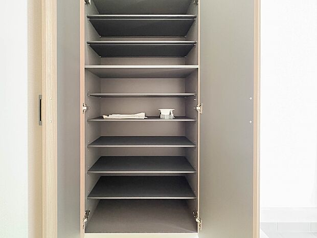 【シューズボックス(下駄箱)】 大型のシューズボックスには靴やブーツ、サンダルはもちろん、ハンカチや手袋、バック類などのお出かけ用品、印鑑や朱肉なども収納可能です。
