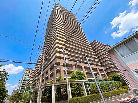【外観】堂々たる趣ながら、主張し過ぎずどこか余裕を感じさせるシャープなフォルムで佇む邸宅は、晴天の空と照らし合わせる事で、本来あるべき完成形の姿を見せてくれます。