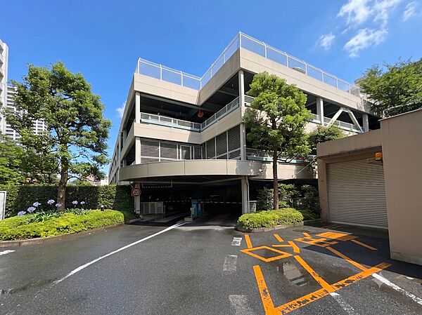 【駐車場】毎日の生活にマイカーが必須という方は、購入を検討する際、駐車場があることは大事な条件です。毎日の通勤や家族の送迎、買い物やお出かけなどクルマのある暮らしを満喫したい方は要チェック。…