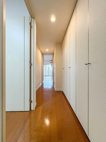 【廊下】玄関からリビングへ向かう廊下です。