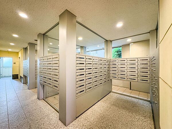 【郵便受け】エントランス横の郵便受け。