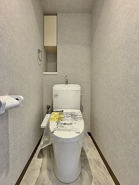 【トイレ】トイレ・ウォシュレット付。快適で衛生的な洗浄機能付温水シャワートイレです。