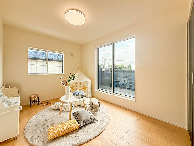 2号棟【子供部屋6.0帖】お子様のお部屋にぴったりなクロークを備えたフローリング仕様の洋室です。