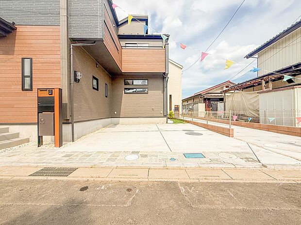 2号棟【駐車場】毎日の生活にマイカーが必須という方は、購入を検討する際、駐車場があることは大事な条件です。毎日の通勤や家族の送迎、買い物やお出かけなどクルマのある暮らしを満喫したい方は要チェ…