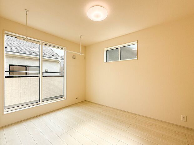 1号棟【子供部屋6.75帖】お子様のお部屋にぴったりなクロークを備えたフローリング仕様の洋室です。
