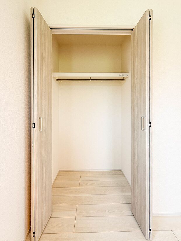 1号棟【収納】壁面クローゼットのメリットは、衣類が横一列に並ぶためひと目で洋服が選びやすいこと。衣類をたくさんお持ちの方も、限られたスペース内に無理なく収納することができます。
