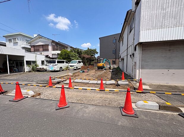 【前面道路】陽当りや通風性など各所に施された工夫で住みやすさを実現。部屋の大きさや周辺環境・街並など、資料には掲載していない情報が現地にはたくさんございます。是非ご確認下さい。