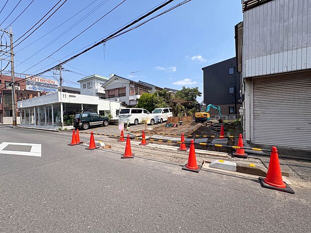 【前面道路】陽当りや通風性など各所に施された工夫で住みやすさを実現。部屋の大きさや周辺環境・街並など、資料には掲載していない情報が現地にはたくさんございます。是非ご確認下さい。