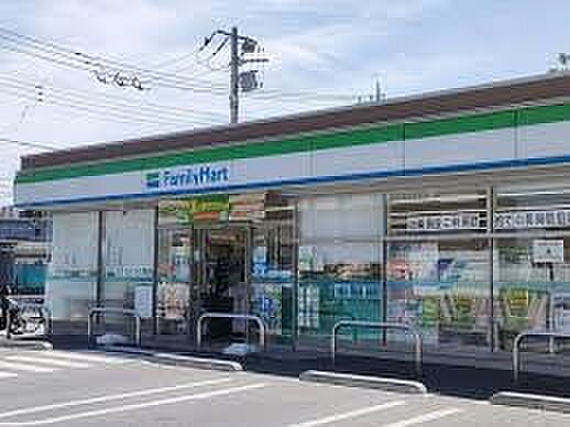 コンビニ 350m ファミリーマート川口南前川店(ファミリーマートの強さは、少量のお惣菜を売るファミデリカとドラッグストアと組んだコラボ。サラダを中心にしたヘルシー食材が充実のコンビニです。…