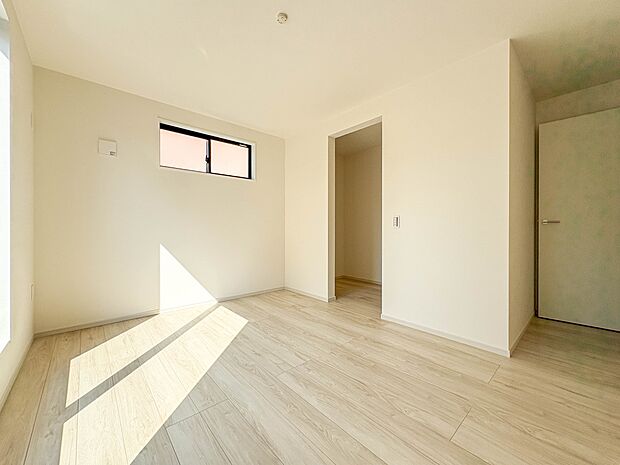 【寝室9帖】シンプルな内装はおしゃれのポイントです。シンプルは華美より飽きがこないからです。色や模様でおしゃれ感をだす。それがシンプルイズビューティーです。