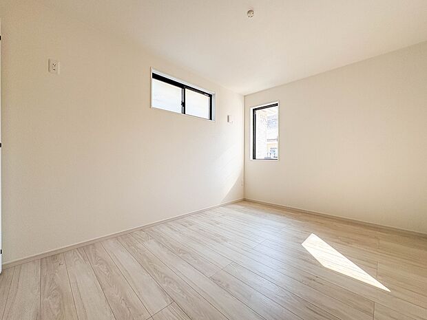 【子供部屋6.2帖】お子様のお部屋にぴったりなクロークを備えたフローリング仕様の洋室です。