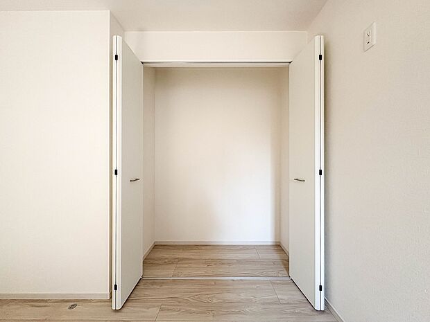 【収納】各部屋を最大限に広く使って頂ける様、全居住スペースに収納付。プライベートルームはゆったりと快適に。