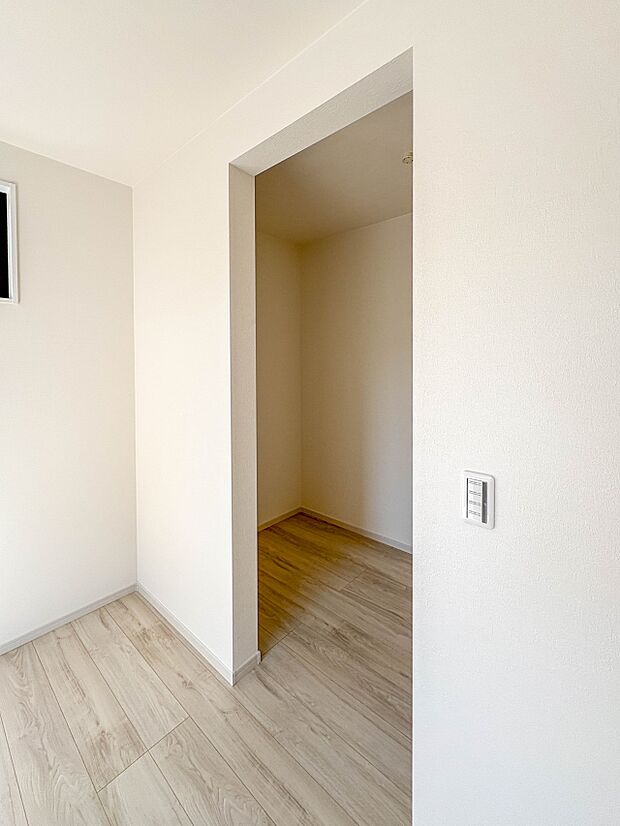 【WIC】WICのメリットの1つ目は、1箇所にまとめて収納が出来ること。2つ目は、衣替えが必要ないこと。3つ目は、扉が少なくなり室内がスッキリ見えること。