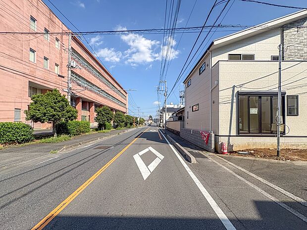 【前面道路13.02ｍ】車の通行が少ないので、静かな住環境を維持することができます。