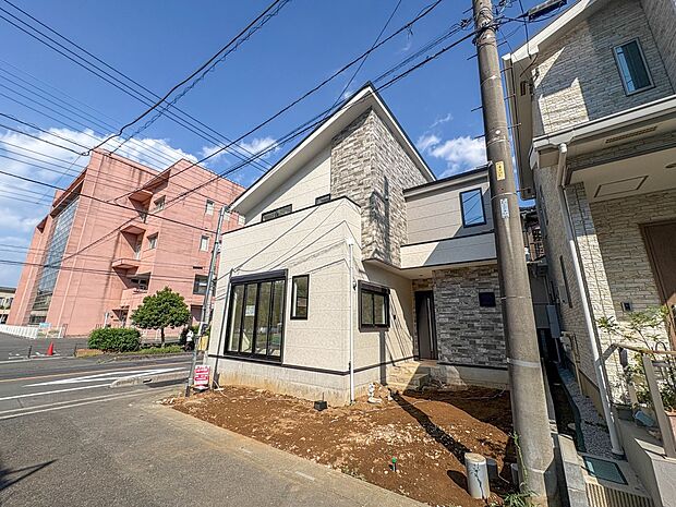 【外観】家族の温かさと陽光の暖かさ、楽しい毎日と明るい未来を予感させる「空間が織り成すひとつ先の住み心地」を演出します。