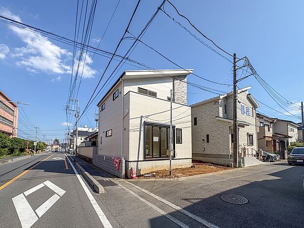 【現地】陽あたりの良さは必須条件。家族の温かさと陽光の暖かさ、楽しい毎日と明るい未来を予感させる。