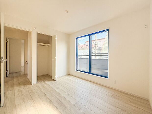 【子供部屋5.25帖】お子様のお部屋にぴったりなクロークを備えたフローリング仕様の洋室です。