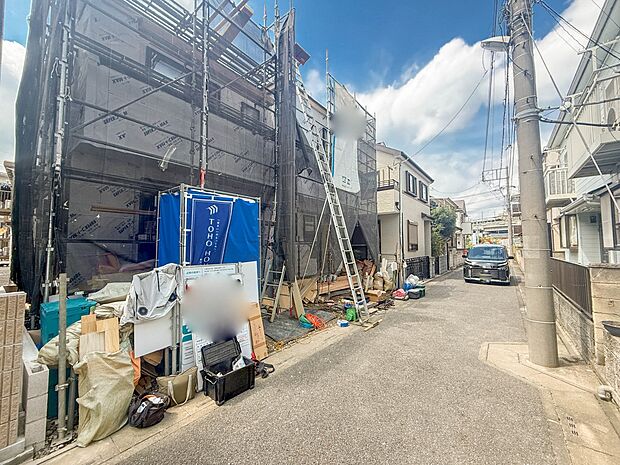 【前面道路】車の通行が少ないので、静かな住環境を維持することができます。※CGによる青空加工をしております。