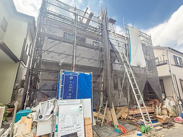 【外観】家族の温かさと陽光の暖かさ、楽しい毎日と明るい未来を予感させる「空間が織り成すひとつ先の住み心地」を演出します。※CGによる青空加工をしております。