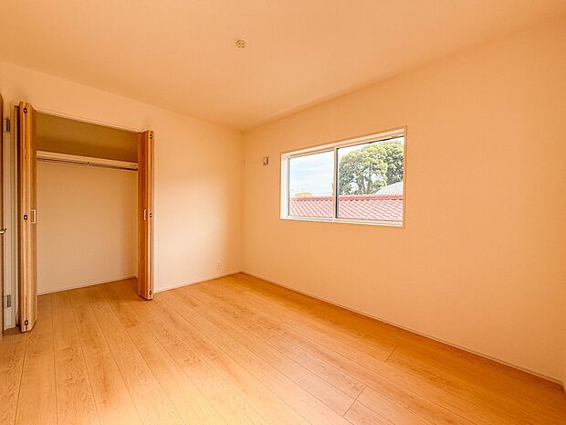3号棟【子供部屋6.0帖】お子様のお部屋にぴったりなクロークを備えたフローリング仕様の洋室です。