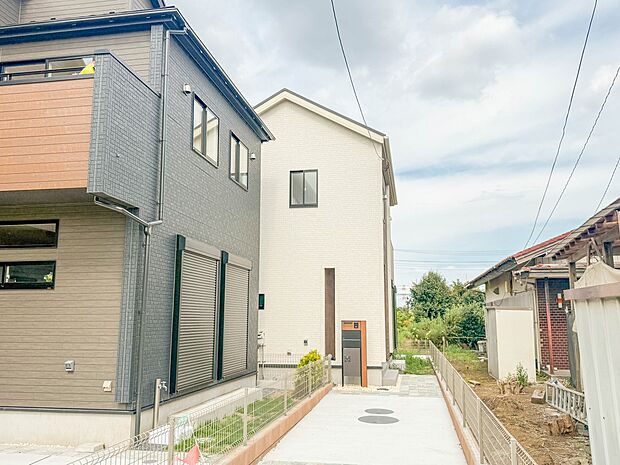 3号棟【外観】堂々たる趣ながら、主張し過ぎずどこか余裕を感じさせるシャープなフォルムで佇む邸宅は、晴天の空と照らし合わせる事で、本来あるべき完成形の姿を見せてくれます。