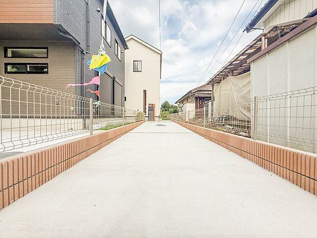3号棟【駐車場】毎日の生活にマイカーが必須という方は、購入を検討する際、駐車場があることは大事な条件です。毎日の通勤や家族の送迎、買い物やお出かけなどクルマのある暮らしを満喫したい方は要チェ…