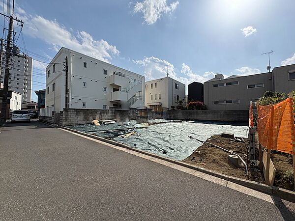 B区画【前面道路4ｍ】家の前をまっすぐの通りが走っている。クルマは少なく、人々は毎朝、ウォーキング、ジョギング、犬の散歩など、フリーな朝時間を過ごしている。