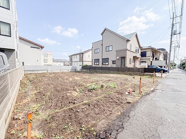 【前面道路】家の前をまっすぐの通りが走っている。クルマは少なく、人々は毎朝、ウォーキング、ジョギング、犬の散歩など、フリーな朝時間を過ごしている。