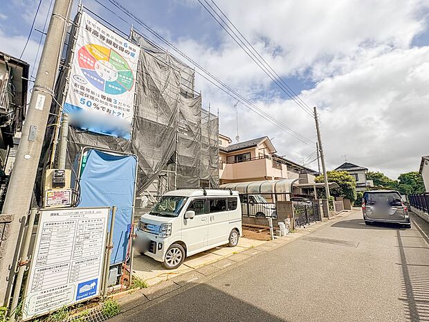A号棟【前面道路4.6ｍ】家の前をまっすぐの通りが走っている。クルマは少なく、人々は毎朝、ウォーキング、ジョギング、犬の散歩など、フリーな朝時間を過ごしている。