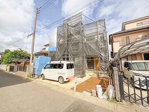 A号棟【外観】堂々たる趣ながら、主張し過ぎずどこか余裕を感じさせるシャープなフォルムで佇む邸宅は、晴天の空と照らし合わせる事で、本来あるべき完成形の姿を見せてくれます。
