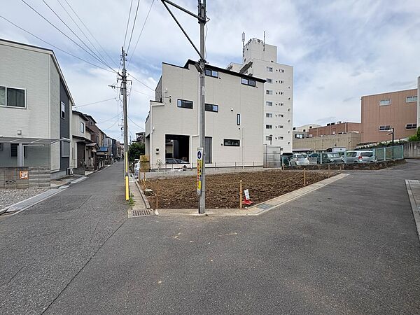【前面道路】車の通行が少ないので、静かな住環境を維持することができます。