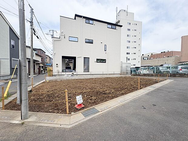 【前面道路】家の前をまっすぐの通りが走っている。クルマは少なく、人々は毎朝、ウォーキング、ジョギング、犬の散歩など、フリーな朝時間を過ごしている。