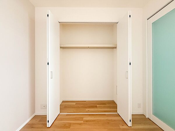 【収納】各部屋を最大限に広く使って頂ける様、全居住スペースに収納付。プライベートルームはゆったりと快適に。