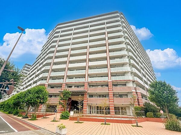 【外観】家族の温かさと陽光の暖かさ、楽しい毎日と明るい未来を予感させる「空間が織り成すひとつ先の住み心地」を演出します。※CGによる青空加工あり