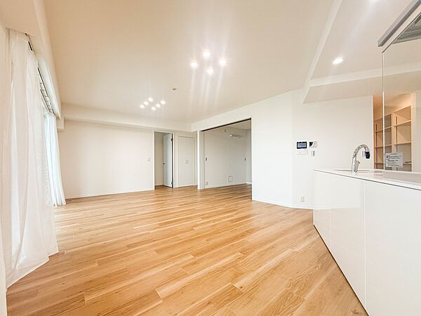【カウンターキッチン】 リビングにいるお子様と会話をしながら家事ができるアイランドキッチン。いま手があいているか、忙しそうなのか相手の様子を伺いながらコミュニケーションをとる訓練にもなります…