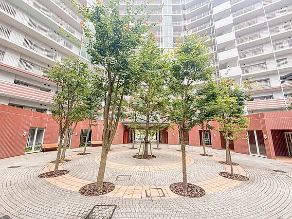 【中庭】建物内に自然を感じられる中庭があり、心が癒される空間となります。