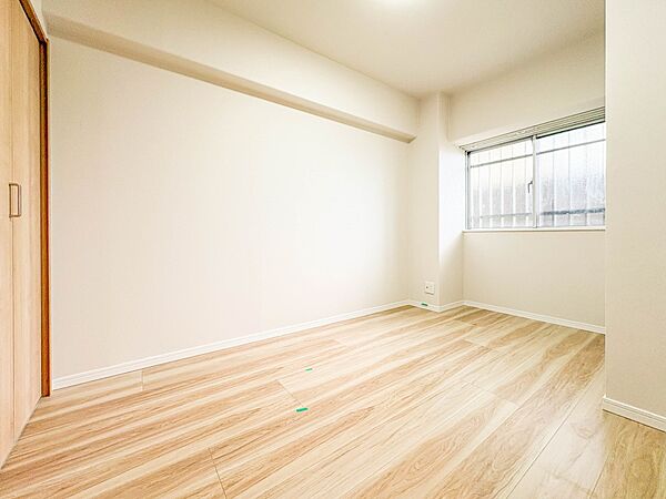 【子供部屋4.8帖】お子様のお部屋にぴったりなクロークを備えたフローリング仕様の洋室です。