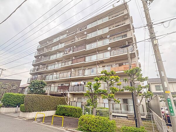 【外観】堂々たる趣ながら、主張し過ぎずどこか余裕を感じさせるシャープなフォルムで佇む邸宅は、晴天の空と照らし合わせる事で、本来あるべき完成形の姿を見せてくれます。