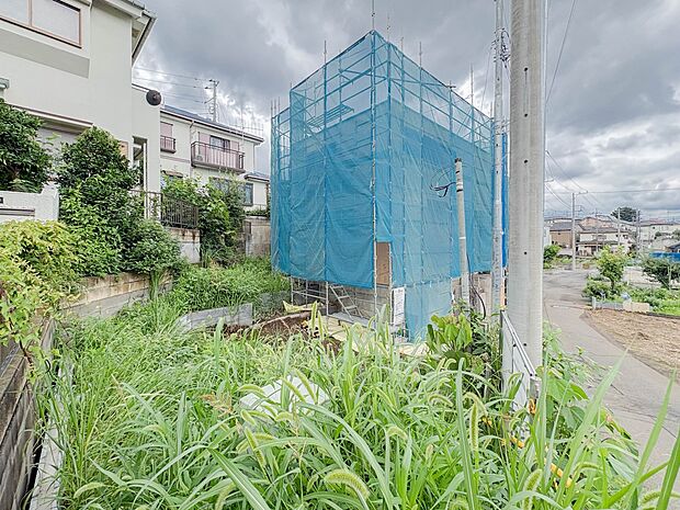 【前面道路】車の通行が少ないので、静かな住環境を維持することができます。