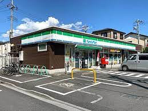 コンビニ 800m ファミリーマート川口元郷店(【ファミリーマート川口元郷店】ファミリーマートの強さは、少量のお惣菜を売るファミデリカとドラッグストアと組んだコラボ。サラダを中心にしたヘルシ…