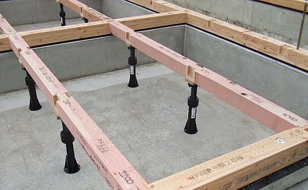 基礎と土台を絶縁することで、腐朽菌や、シロアリの被害を未然に防ぎ、建物の耐久性や建材の持つ性能を十分に発揮させます。