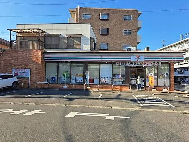 コンビニ 509m セブンイレブン東大宮4丁目店(セブンイレブンは近くて便利を掲げています。近くとは、心の近さ。便利とはモノが期待以上の品質でお客さまに届くこと。セブン銀行など新しいサービス…