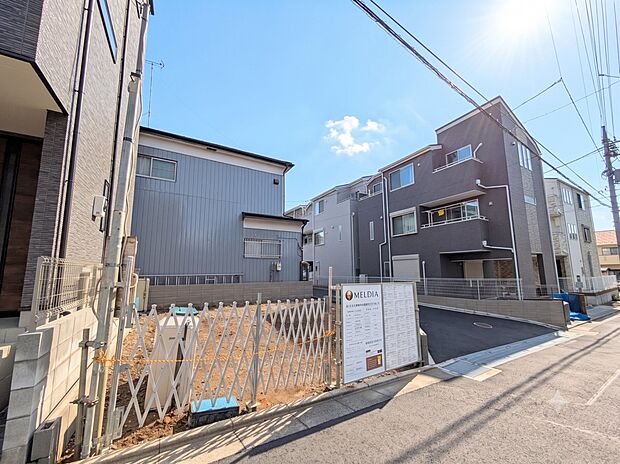【前面道路】車の通行が少ないので、静かな住環境を維持することができます。