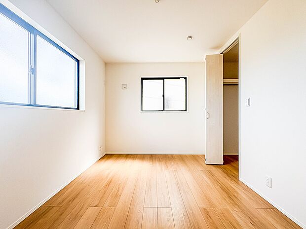 【洋室】お子様のお部屋にぴったりなクロークを備えたフローリング仕様の洋室です。
