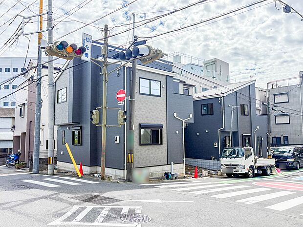 【外観】家族の温かさと陽光の暖かさ、楽しい毎日と明るい未来を予感させる「空間が織り成すひとつ先の住み心地」を演出します。