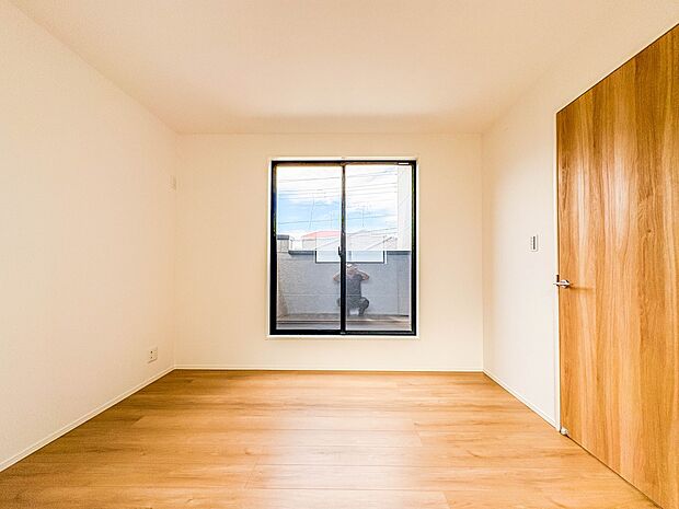 【洋室】柔らかな陽光とフローリングの色味が調和した快適な空間。