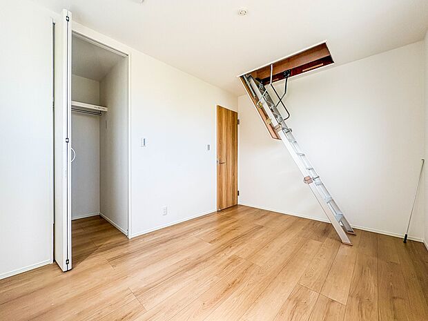 【小屋裏収納】2階洋室に屋根裏収納・広々スペースは普段使わないものを収納